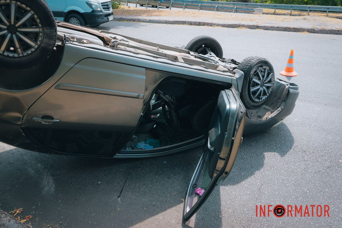 У Дніпрі при заїзді на Кайдацький міст перекинулась Toyota: водійку забрала «швидка» 2