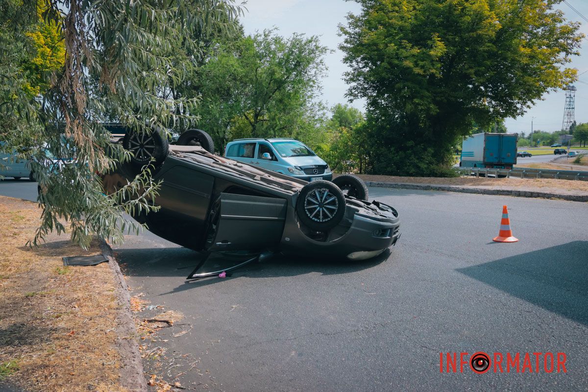 У Дніпрі при заїзді на Кайдацький міст перекинулась Toyota: водійку забрала «швидка» 3