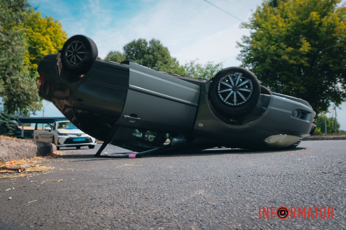 У Дніпрі при заїзді на Кайдацький міст перекинулась Toyota: водійку забрала «швидка» 4
