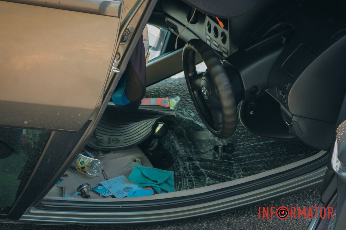 У Дніпрі при заїзді на Кайдацький міст перекинулась Toyota: водійку забрала «швидка» 5