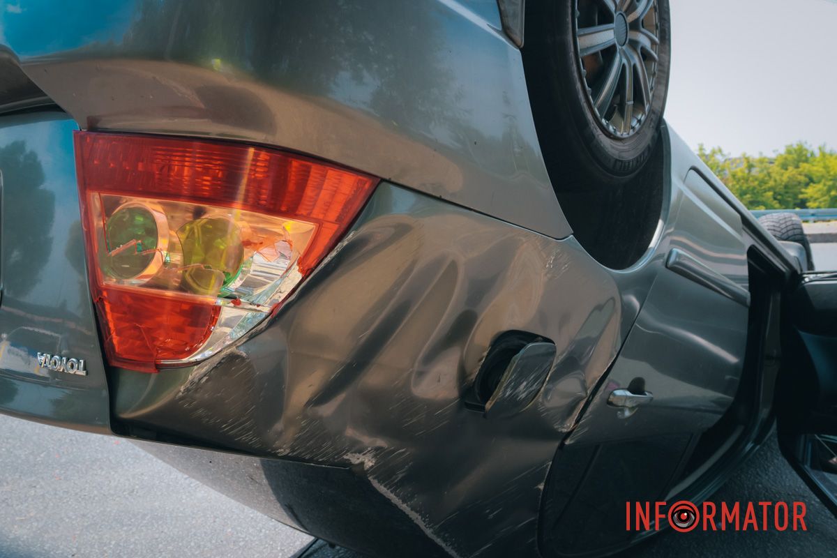 У Дніпрі при заїзді на Кайдацький міст перекинулась Toyota: водійку забрала «швидка» 6