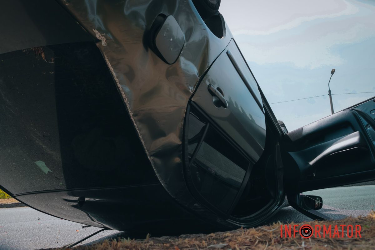 У Дніпрі при заїзді на Кайдацький міст перекинулась Toyota: водійку забрала «швидка» 7