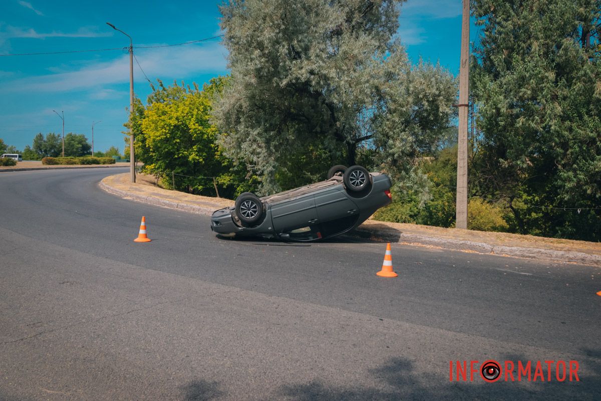 У Дніпрі при заїзді на Кайдацький міст перекинулась Toyota: водійку забрала «швидка» 8