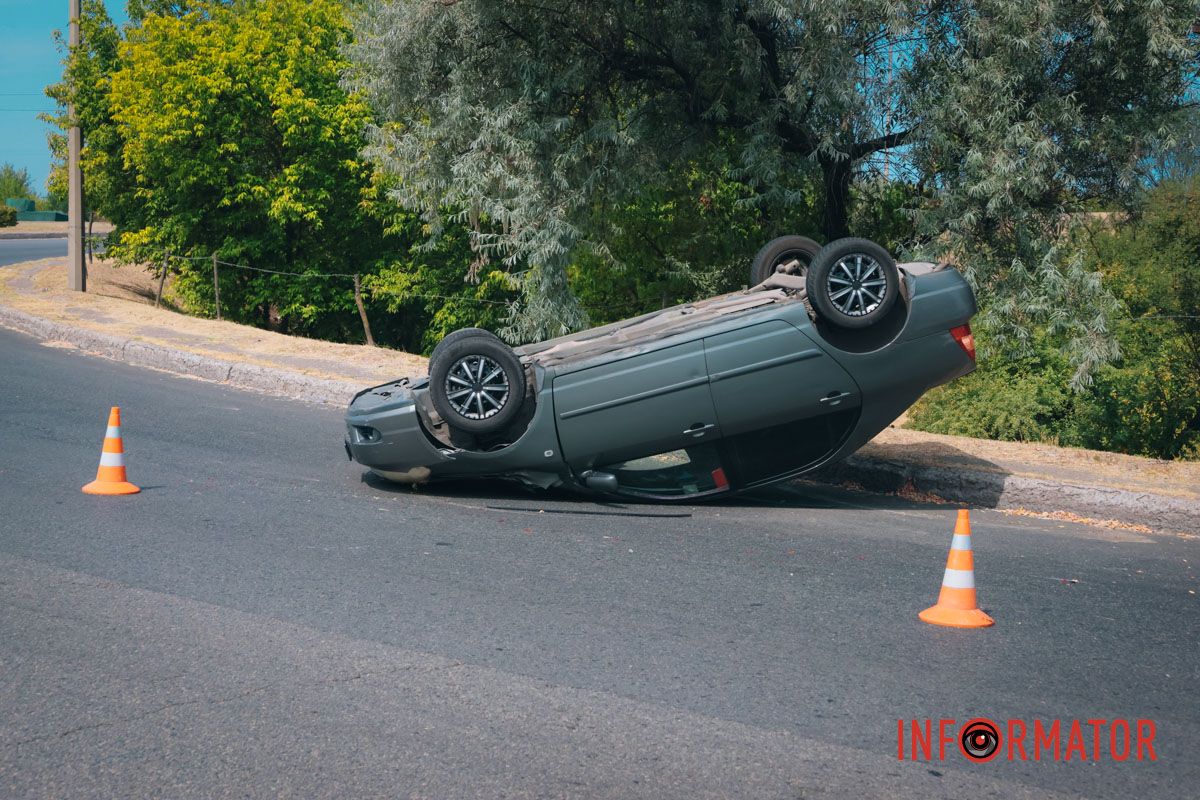 У Дніпрі при заїзді на Кайдацький міст перекинулась Toyota: водійку забрала «швидка» 13