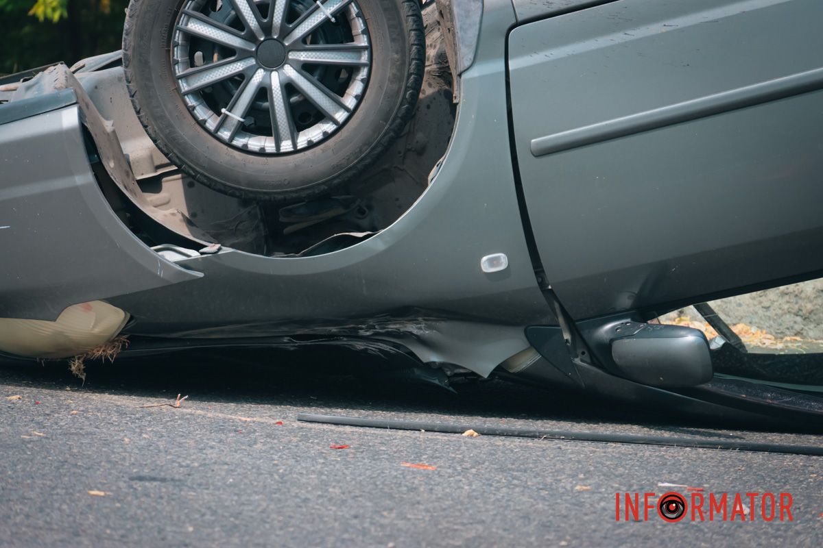 У Дніпрі при заїзді на Кайдацький міст перекинулась Toyota: водійку забрала «швидка» 11