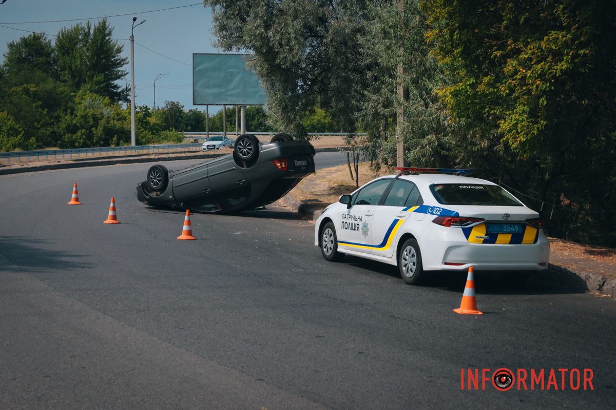 У Дніпрі при заїзді на Кайдацький міст перекинулась Toyota: водійку забрала «швидка» 9