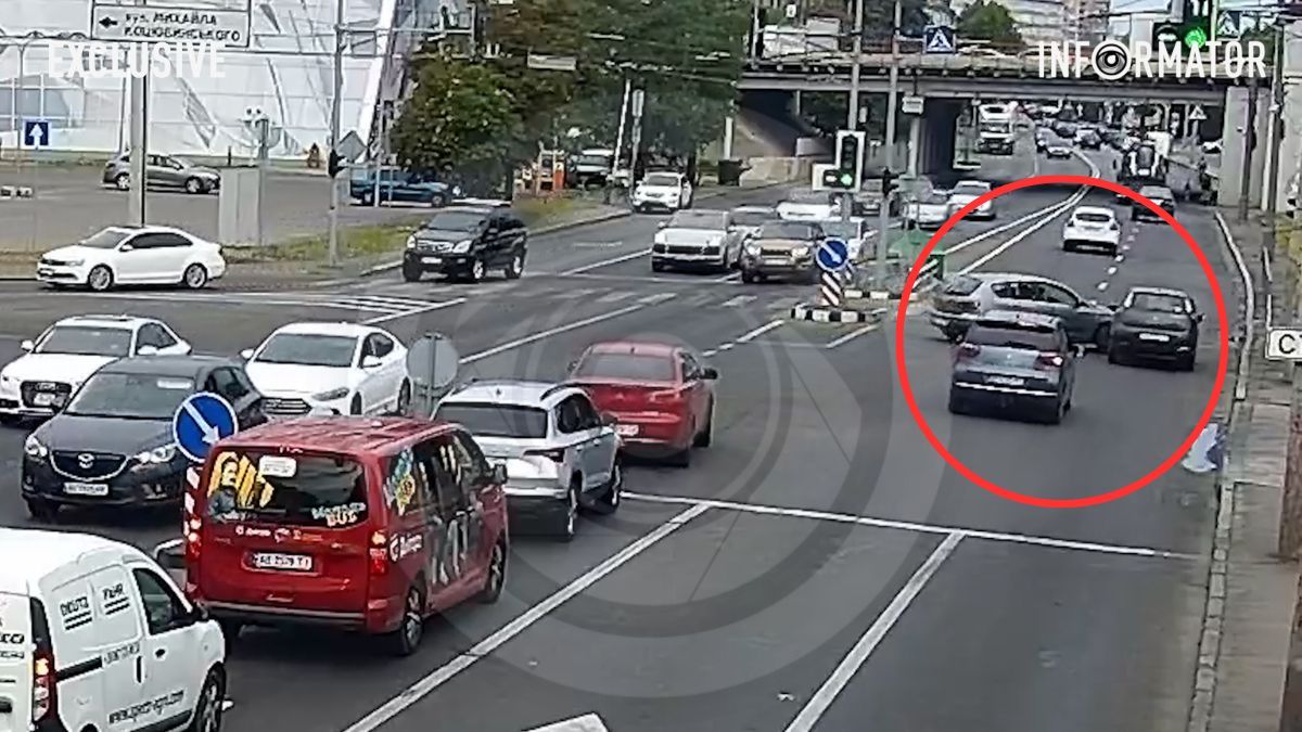 Видео момента: в Днепре на Сичеславской Набережной столкнулись Fiat и Mazda