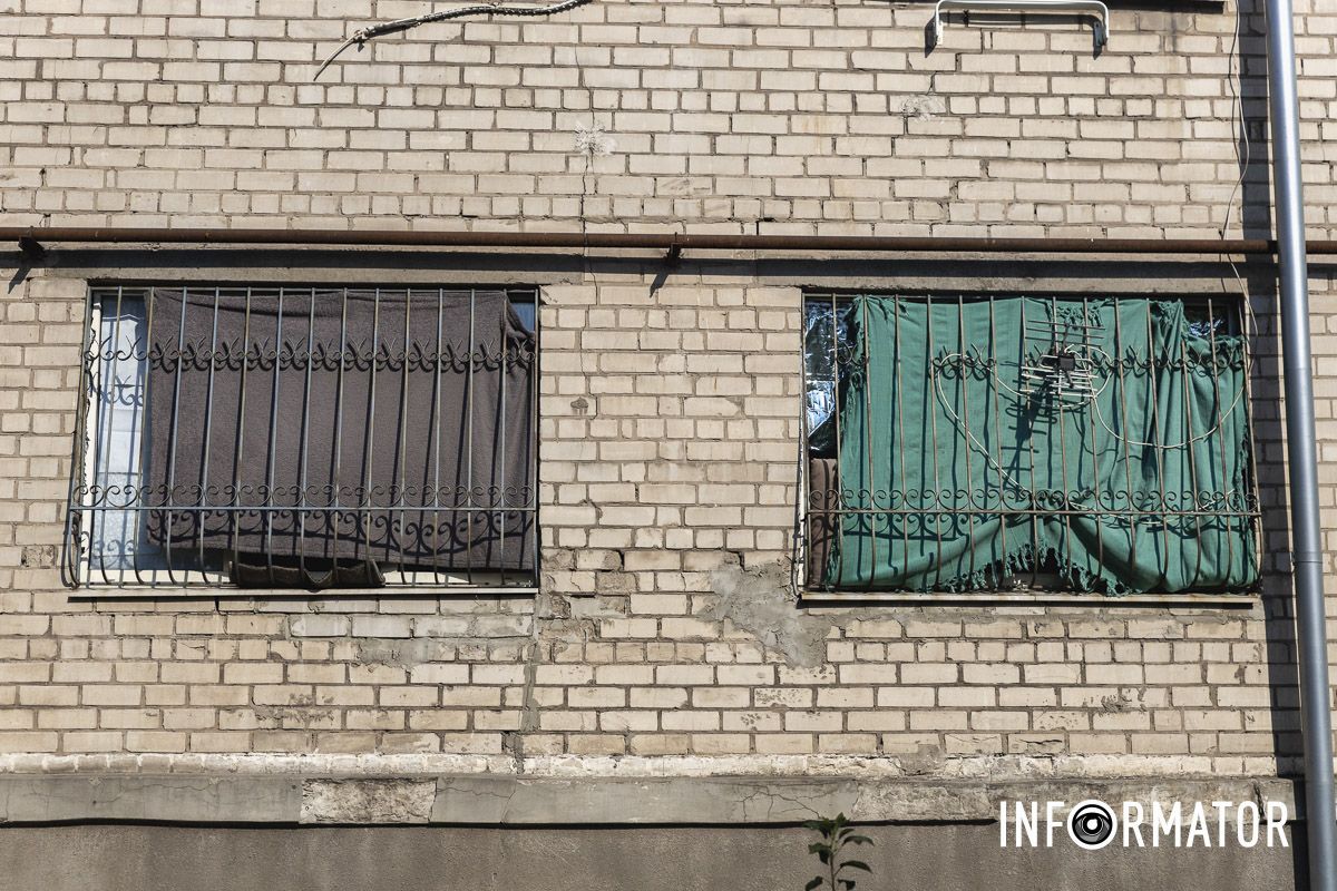 У Дніпрі на Артеківській мешканці гуртожитку чотири дні живуть без світла: люди вимушені ночувати в підвалі 4