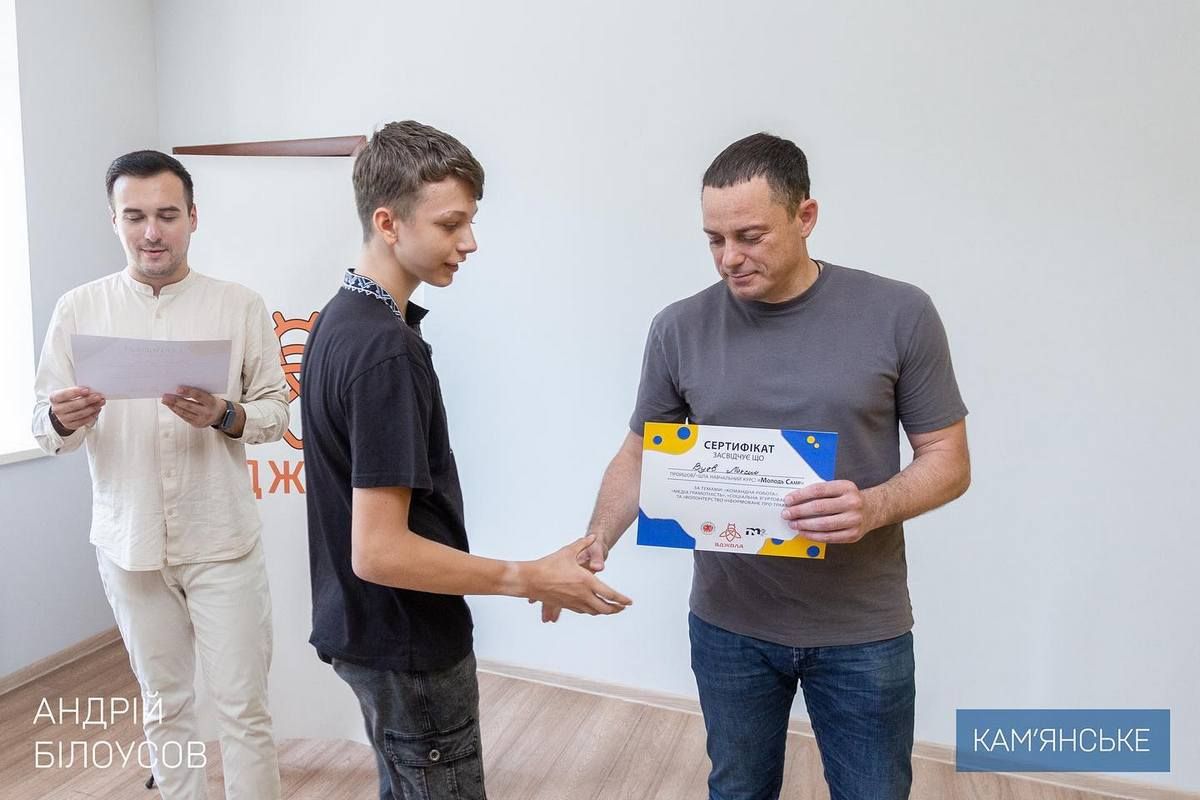 Мэр Каменского вручил сертификаты, свидетельствующие о завершении учебного курса в лагере «Молодежь Camp». 2