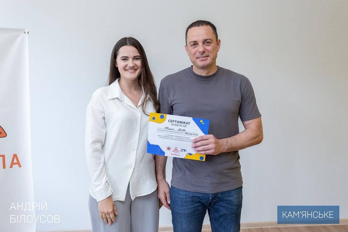 Мэр Каменского вручил сертификаты, свидетельствующие о завершении учебного курса в лагере «Молодежь Camp». 1