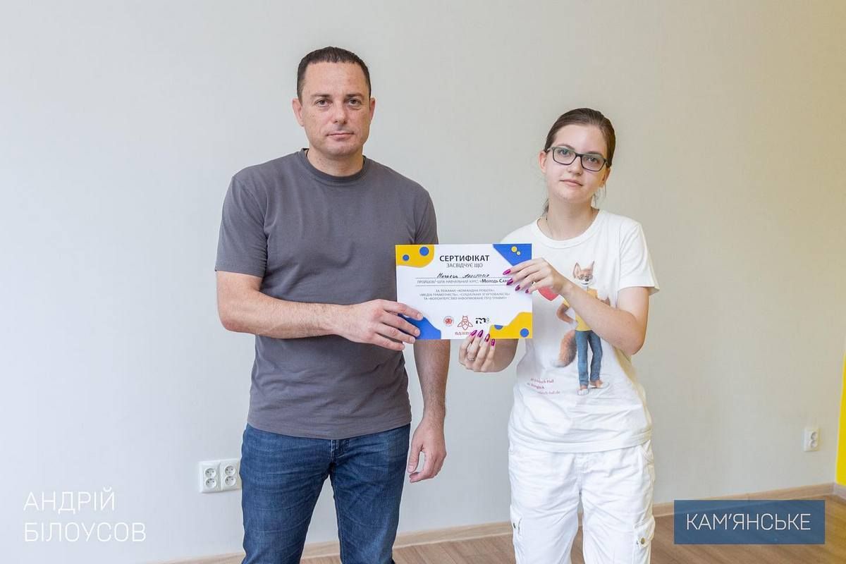 Мэр Каменского вручил сертификаты, свидетельствующие о завершении учебного курса в лагере «Молодежь Camp». 4