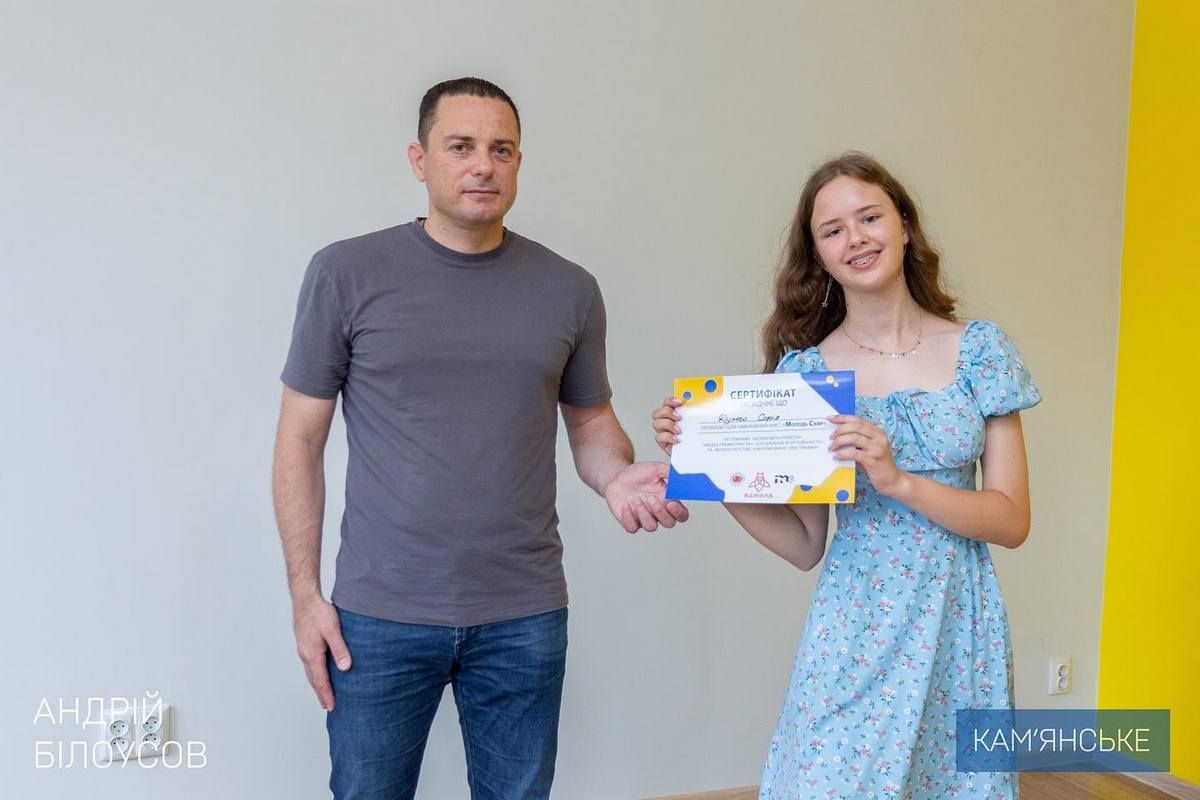 Мэр Каменского вручил сертификаты, свидетельствующие о завершении учебного курса в лагере «Молодежь Camp». 5