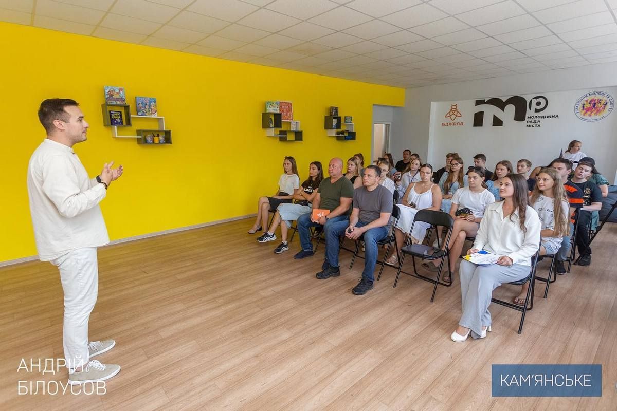 Мэр Каменского вручил сертификаты, свидетельствующие о завершении учебного курса в лагере «Молодежь Camp». 3