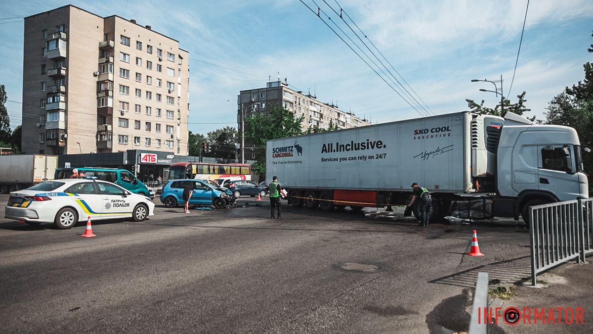 У Дніпрі на Слобожанському проспекті зіткнулись фура та Volkswagen: на дорозі розлите паливо