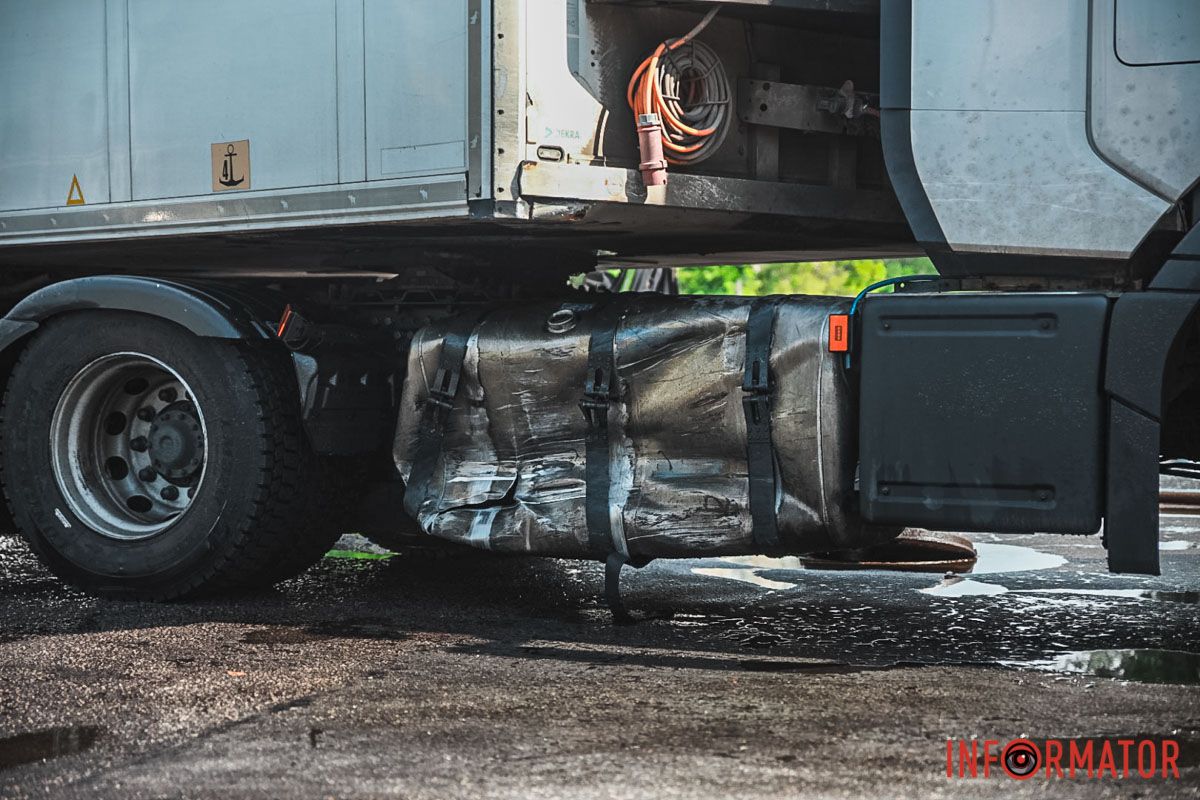 Столкнулись Volkswagen и грузовик Столкнулись Volkswagen и грузовик