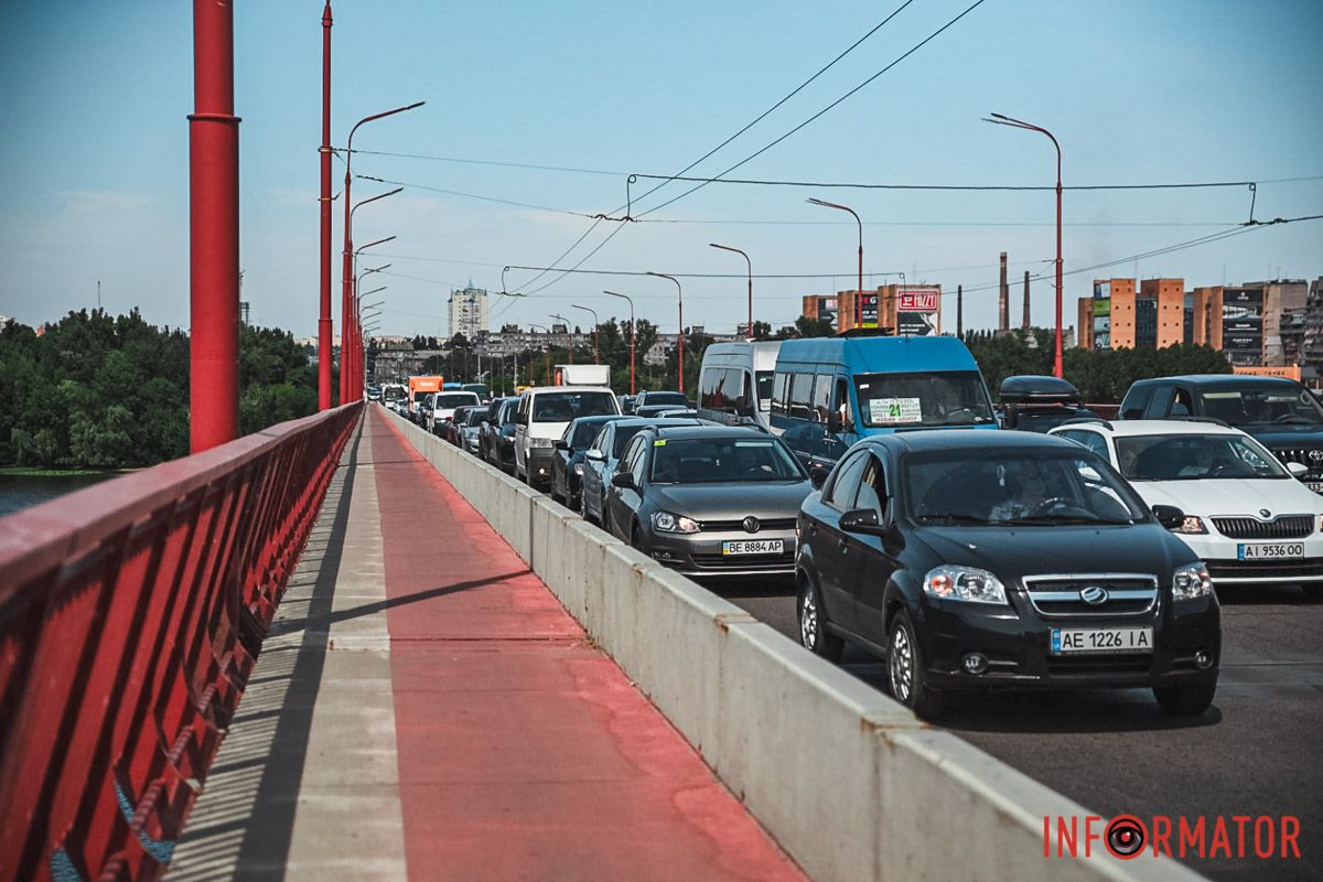 В воскресенье, 21 июля, в Днепре на Новом мосту столкнулись автобус №136 и автомобиль Dacia В воскресенье, 21 июля, в Днепре на Новом мосту столкнулись автобус №136 и автомобиль Dacia