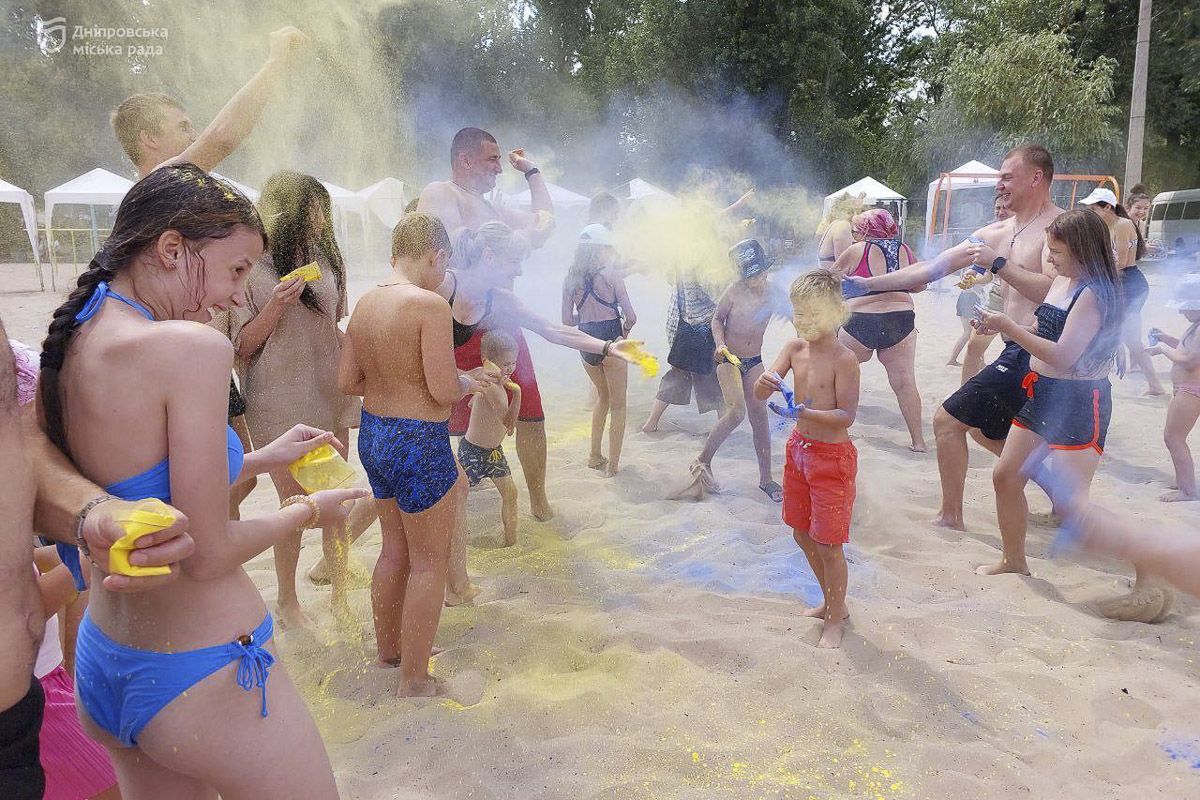 Мета подібних заходів — трохи розважити людей, підтримати їх