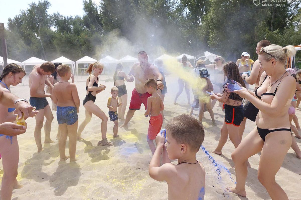 Вони танцювали, веселились та кидались фарбами Холі