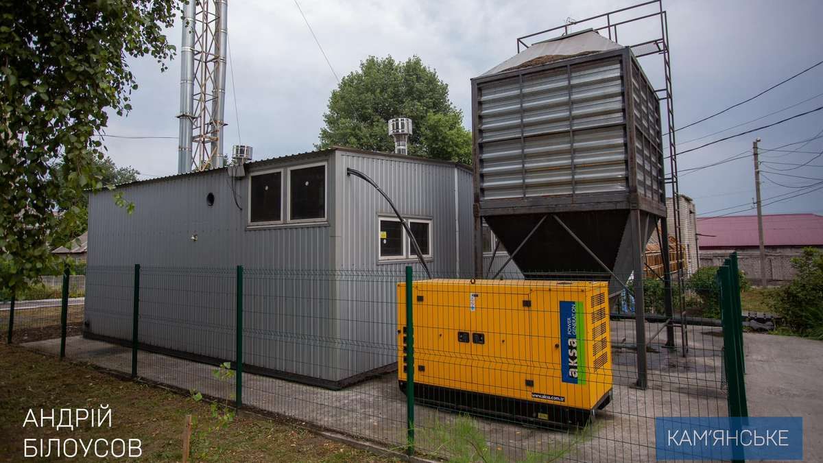 Подготовка к зиме: в Каменском устанавливают генераторы на котельной, которые будут отапливать больницы, детсады и школы