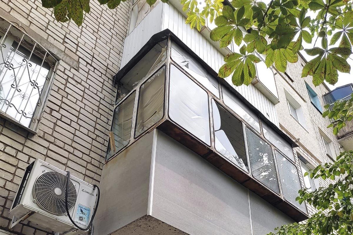 По словам Лысака, повреждены пятиэтажки, авто, хлебный киоск и частные предприятия.