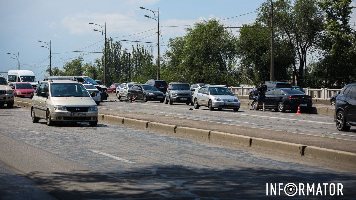 В Днепре на Слобожанском проспекте произошли две аварии: образовалась километровая пробка