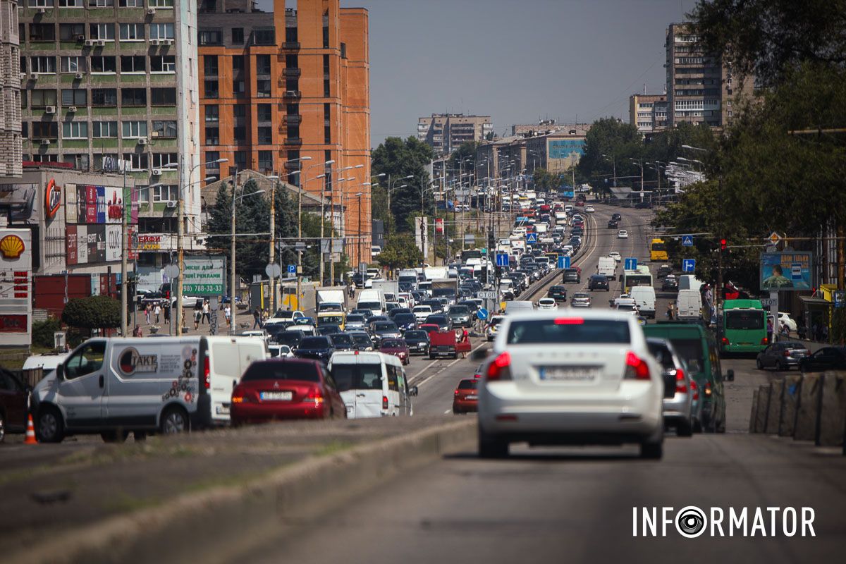В Днепре на Слобожанском проспекте произошли две аварии: образовалась километровая пробка 6