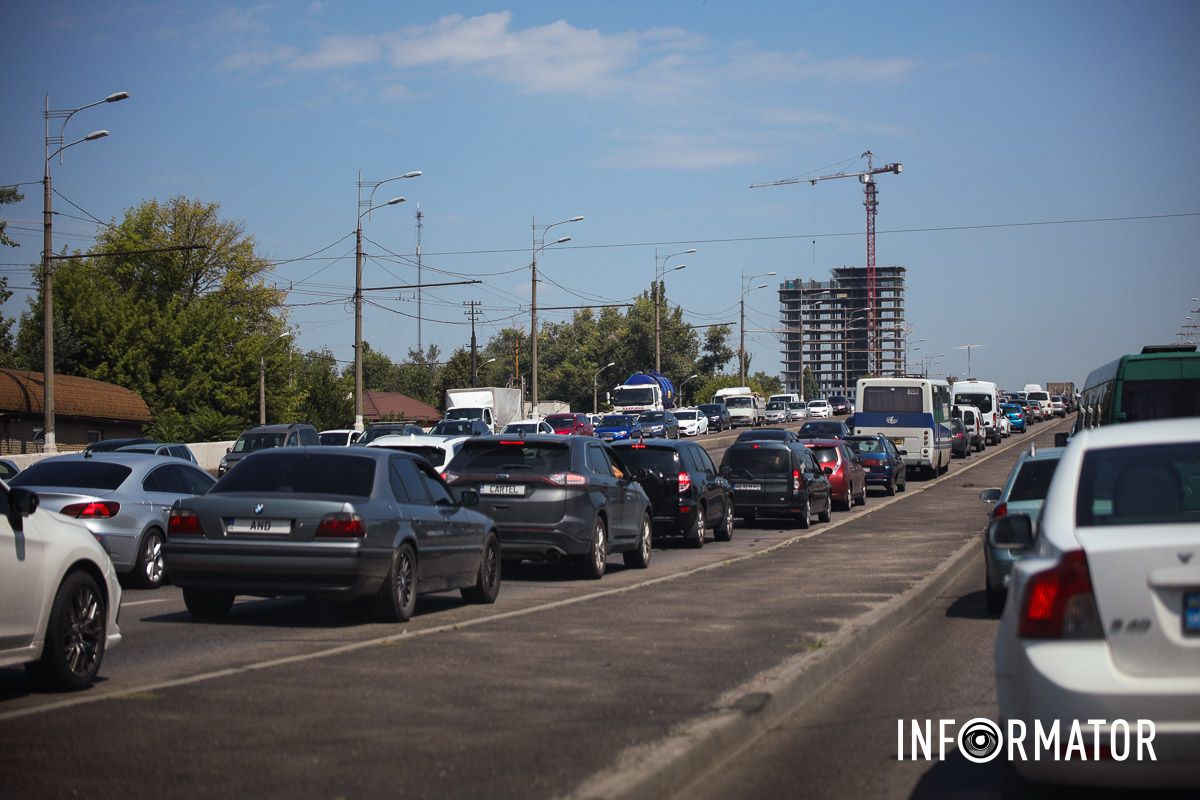 В Днепре на Слобожанском проспекте произошли две аварии: образовалась километровая пробка 9