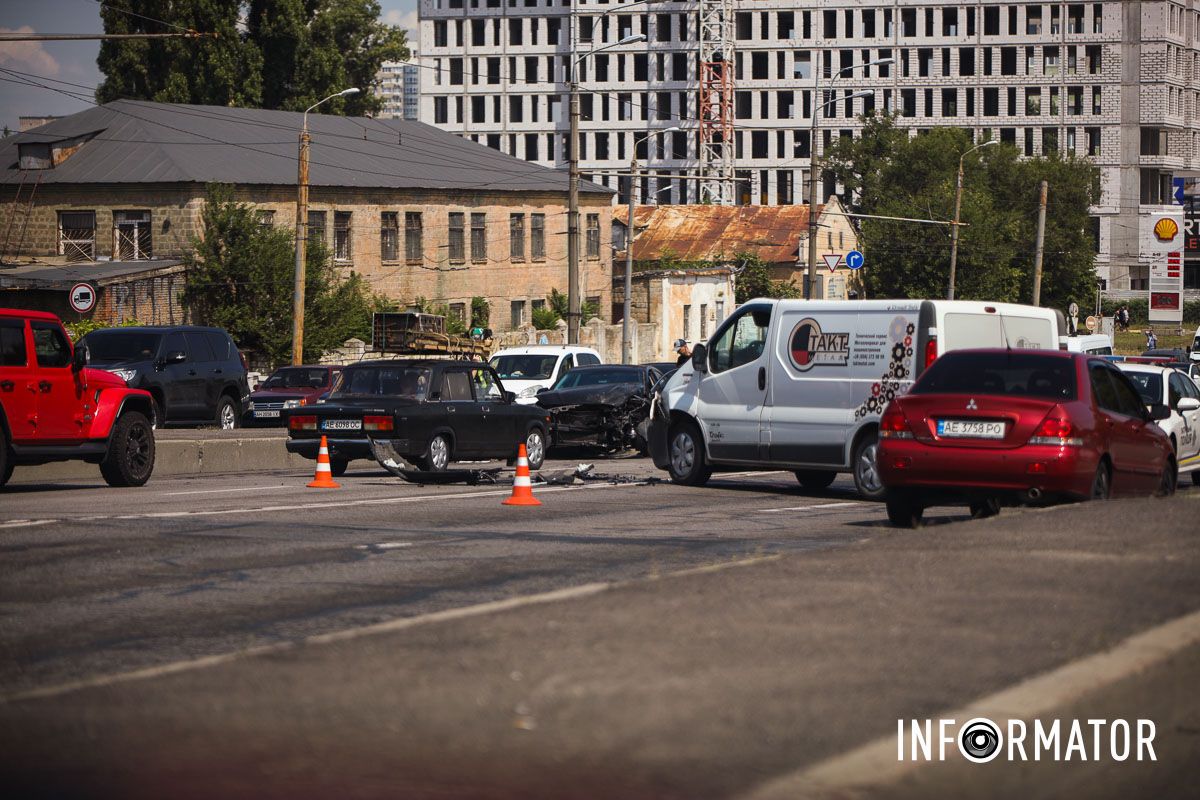 В Днепре на Слобожанском проспекте произошли две аварии: образовалась километровая пробка 8