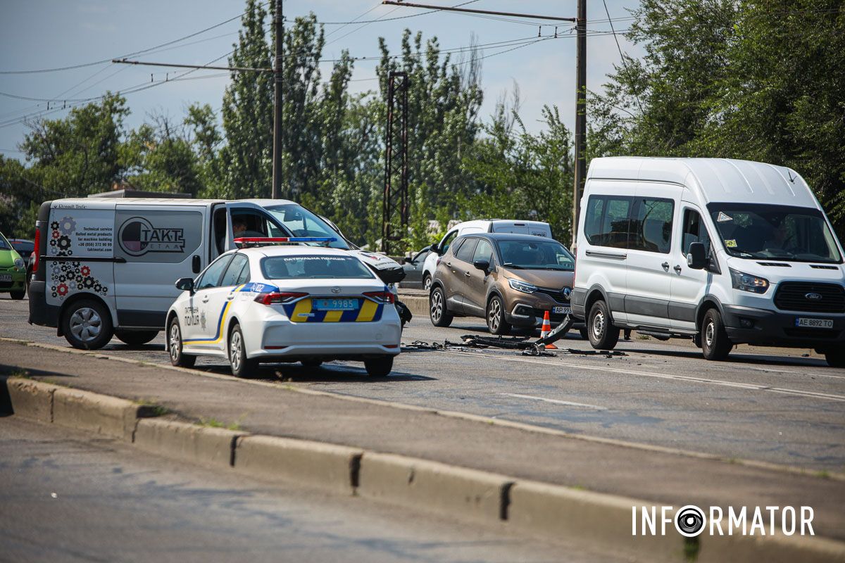 В Днепре на Слобожанском проспекте произошли две аварии: образовалась километровая пробка 2