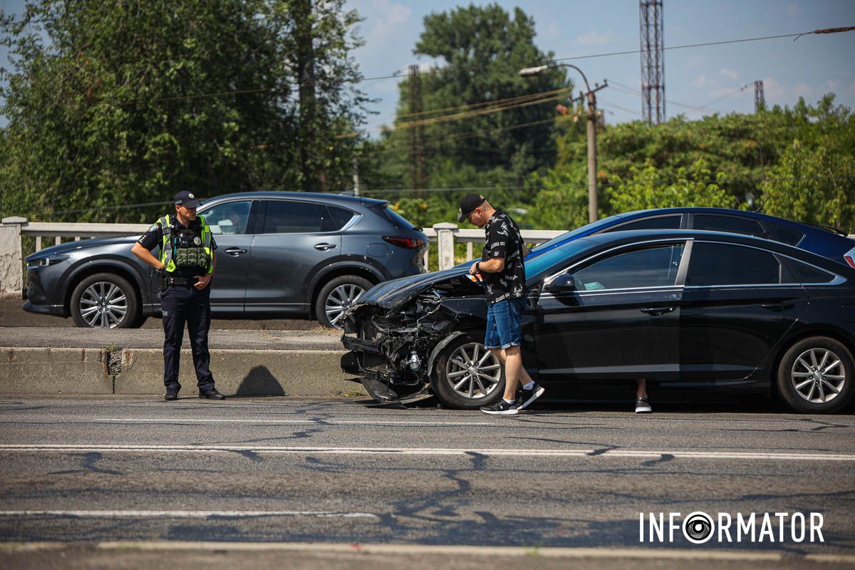В Днепре на Слобожанском проспекте произошли две аварии: образовалась километровая пробка 1