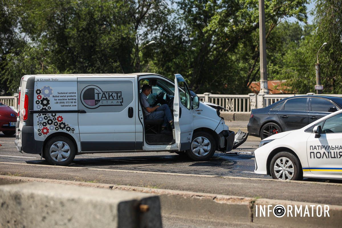 В Днепре на Слобожанском проспекте произошли две аварии: образовалась километровая пробка 10