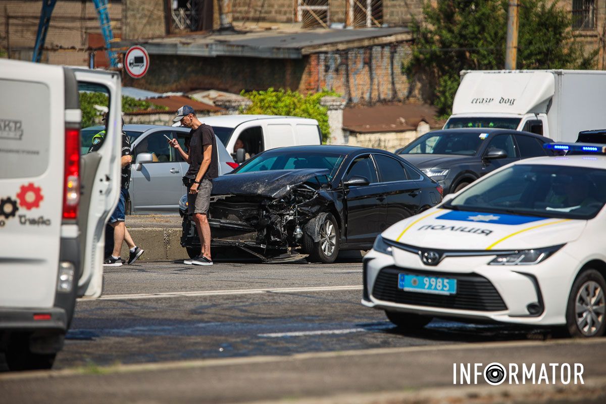 В Днепре на Слобожанском проспекте произошли две аварии: образовалась километровая пробка 5