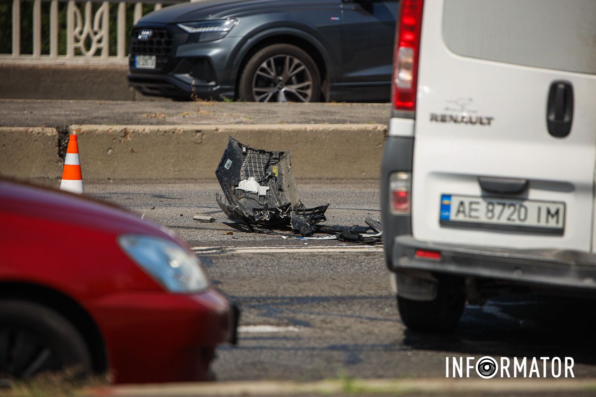 В Днепре на Слобожанском проспекте произошли две аварии: образовалась километровая пробка 4