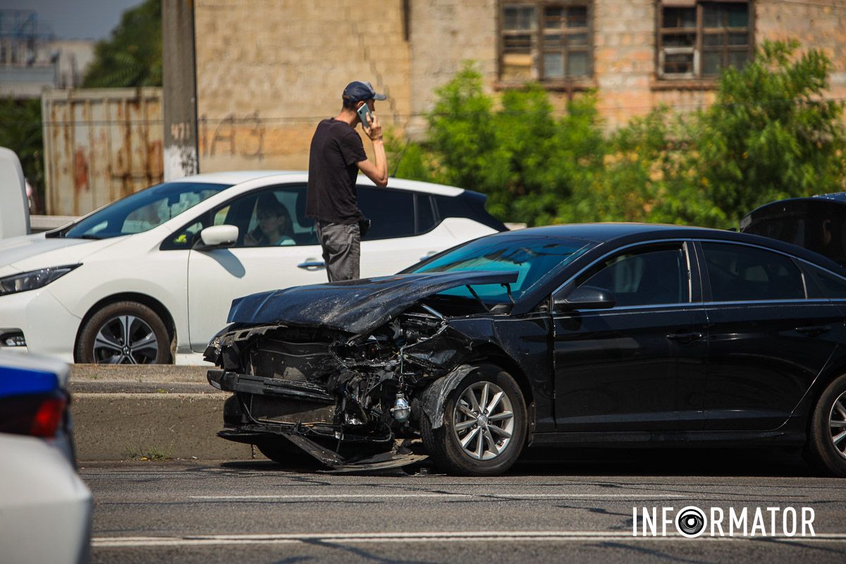 В Днепре на Слобожанском проспекте произошли две аварии: образовалась километровая пробка 11