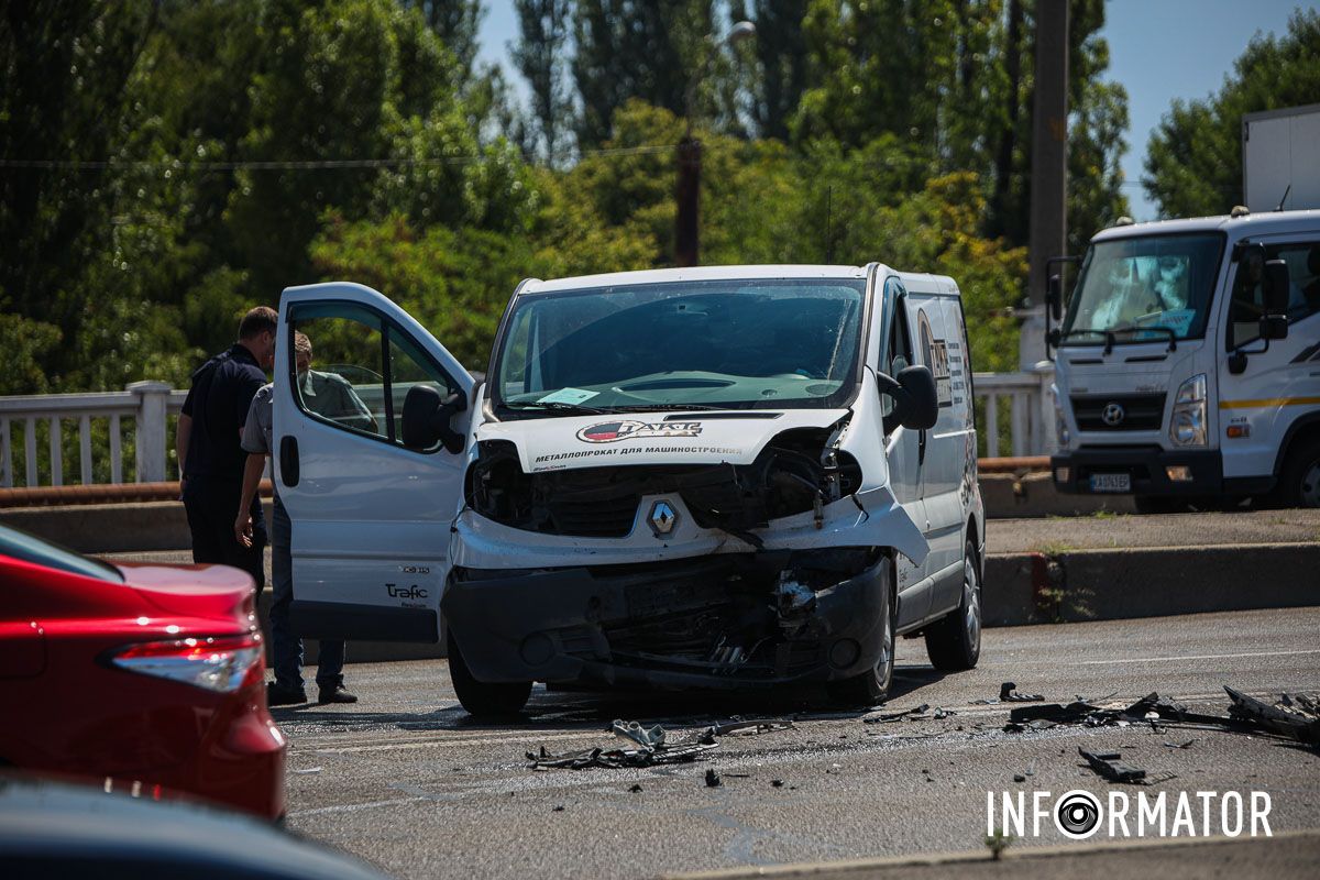 В Днепре на Слобожанском проспекте произошли две аварии: образовалась километровая пробка 12