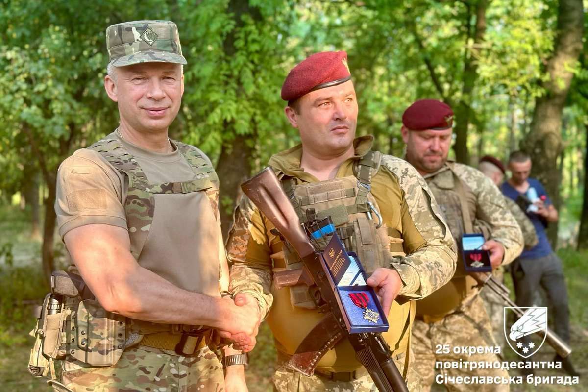 Також він вручив нашим воїнам нагороди та відомчі відзнаки