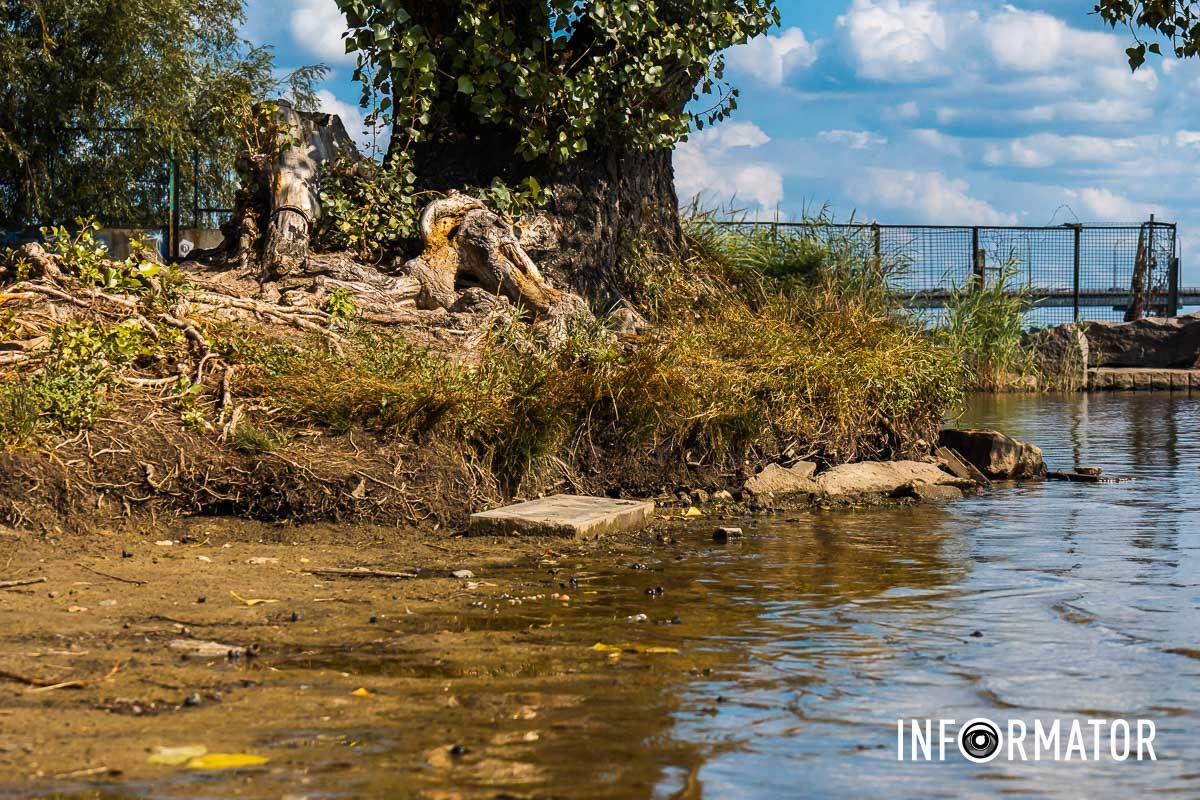 Фото: Дмитрий Федоров В Днепре вода в реках отошла от берега на несколько метров: репортаж Информатора 14