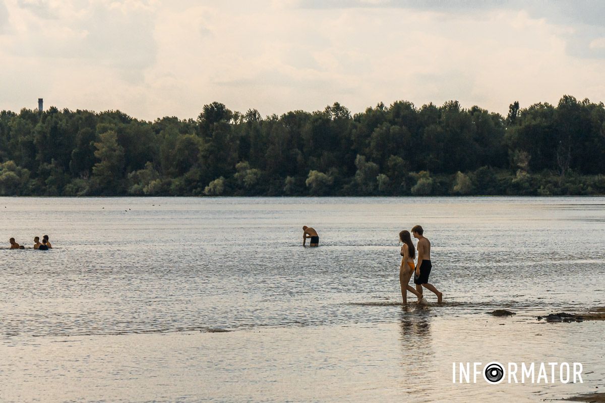 Люди заходят в реку В Днепре вода в реках отошла от берега на несколько метров: репортаж Информатора 10