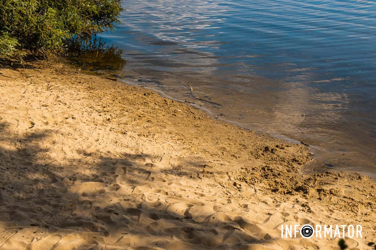 Однако люди все равно идут купаться В Днепре вода в реках отошла от берега на несколько метров: репортаж Информатора 6