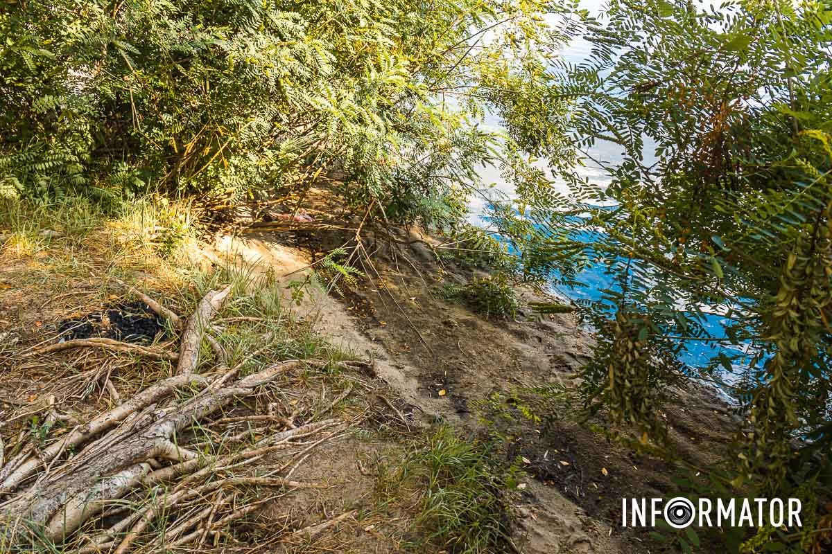 Небольшой обрыв В Днепре вода в реках отошла от берега на несколько метров: репортаж Информатора 7