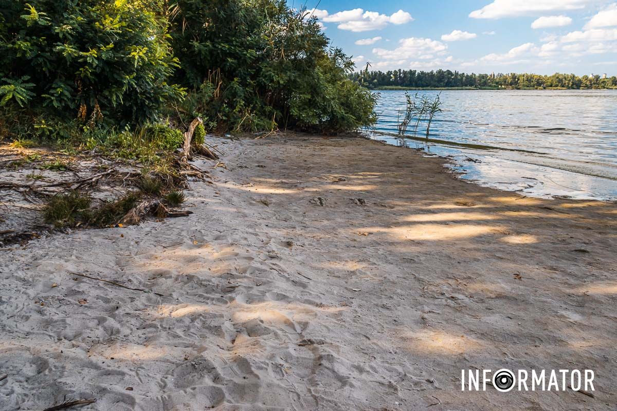Вода отошла от берега на несколько метров В Днепре вода в реках отошла от берега на несколько метров: репортаж Информатора 3