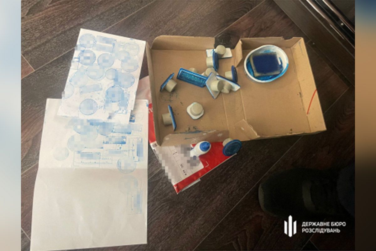 Удалены фиктивные документы и печати