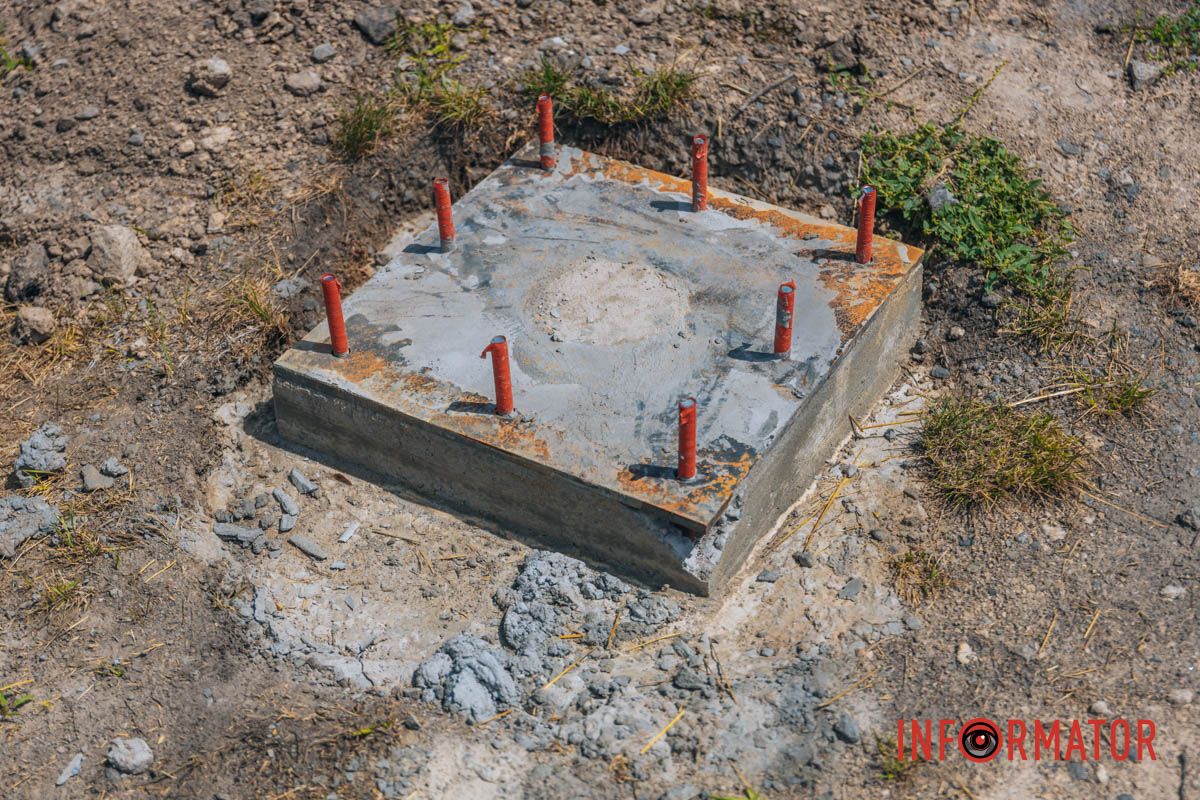 Буде 6 транспортних та 2 пішохідні світлофори