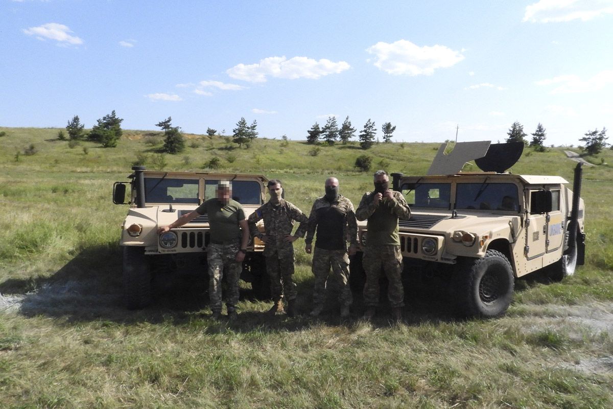 «Інтерпайп» Віктора Пінчука передав військовим 2 броньованих «Хаммери» 1