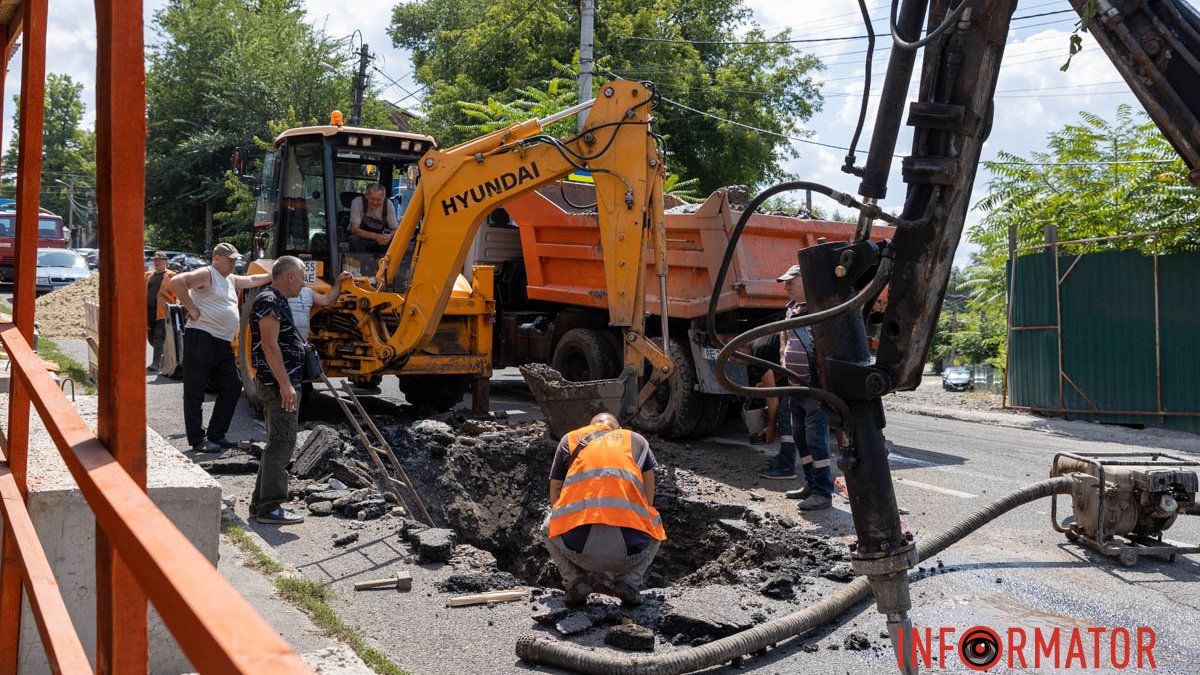 В Днепре из-за прорыва трубы временно перекрыта улица Паторжинского: движение затруднено