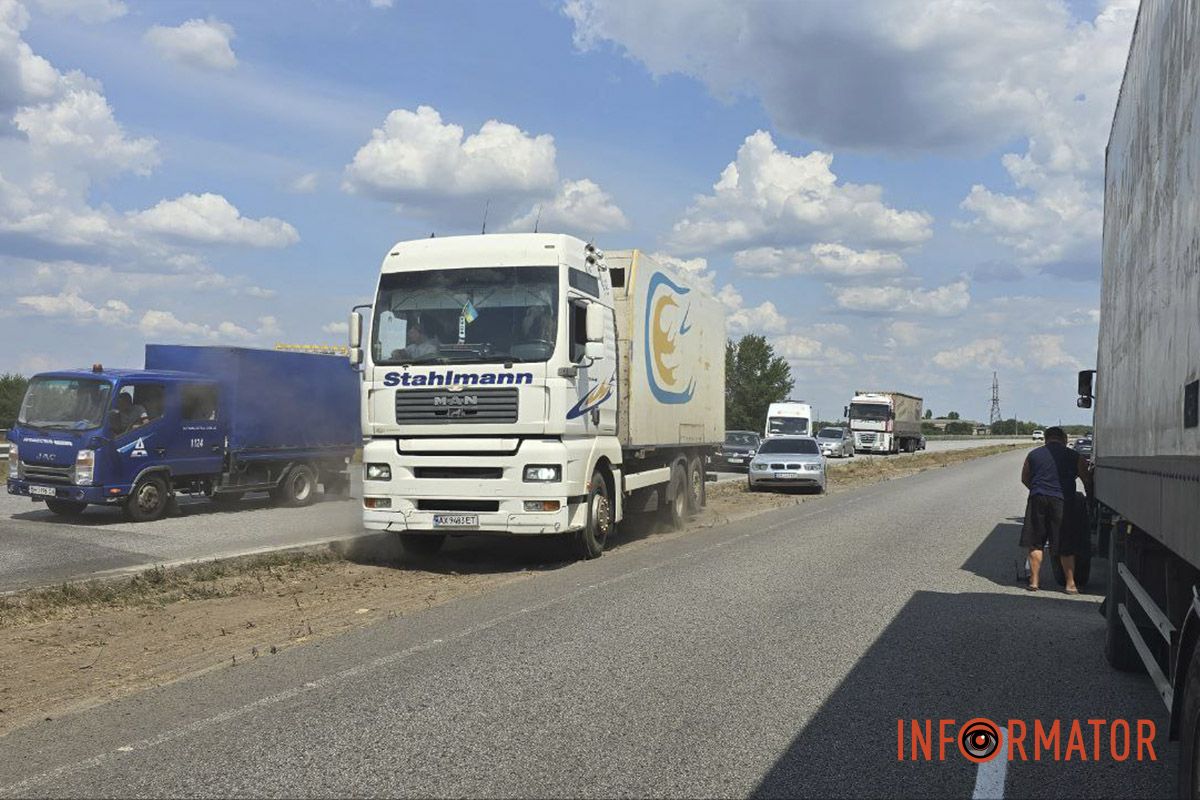 Машини змушені об'їжджати ділянку по узбіччю 