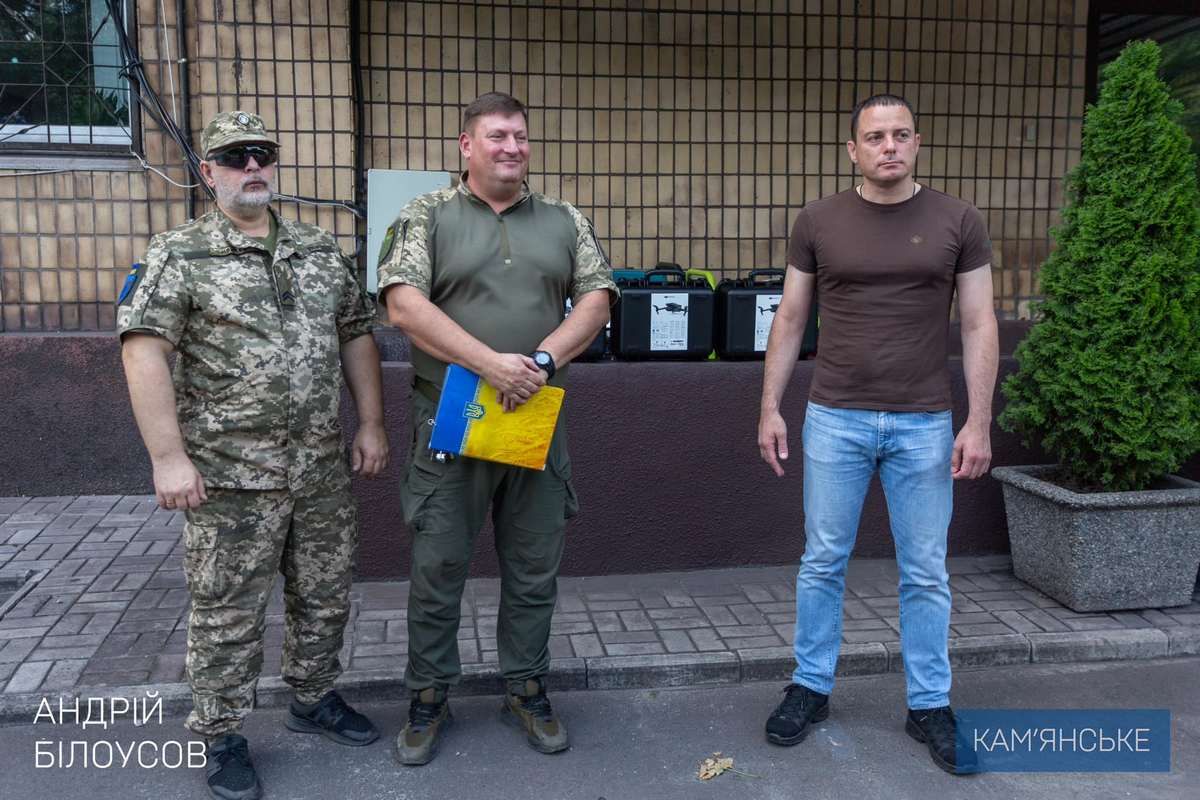 В Каменском Защитникам передали квадрокоптеры, палатки и генератор 1