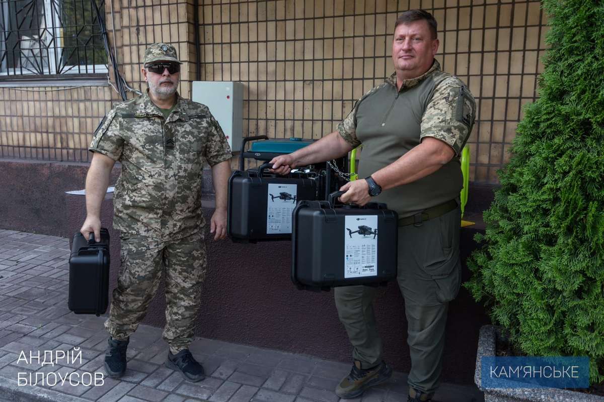 В Каменском Защитникам передали квадрокоптеры, палатки и генератор 2