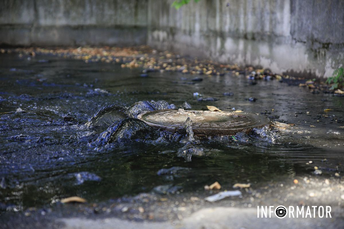 Стоит ужасная вонь: в Днепре на Набережной Победы улицу заливает черной водой с фекалиями 5