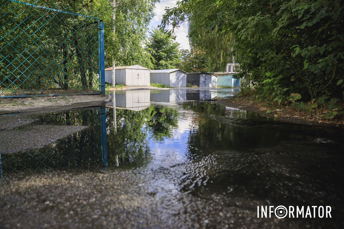 На Набережной Победы, у дома №42г, улицу заливает черной водой с фекалиями